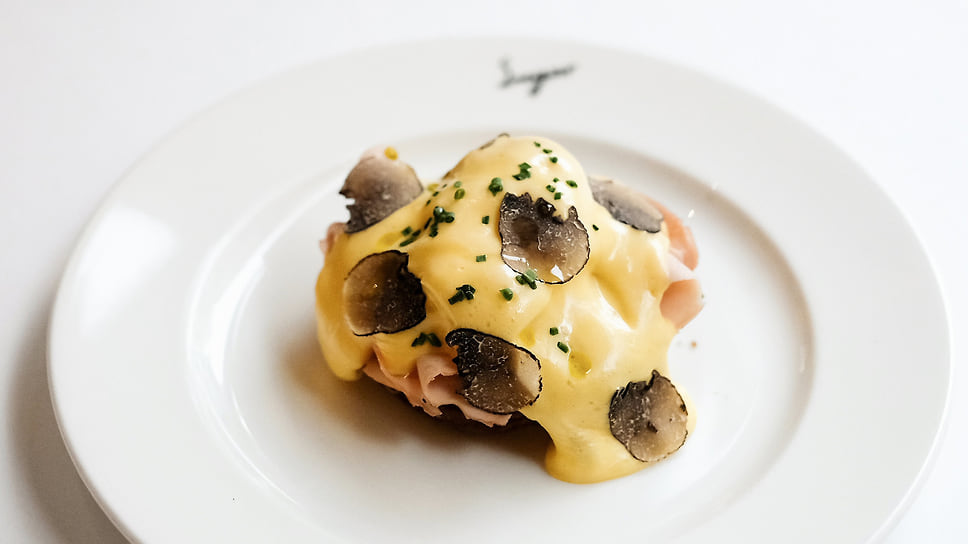 Бенедикт с мортаделлой и трюфелем