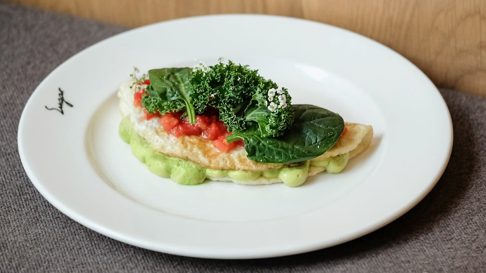 Белковый омлет с кремом из авокадо