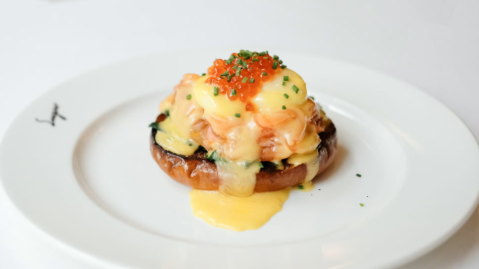Бенедикт с лососем и красной икрой
