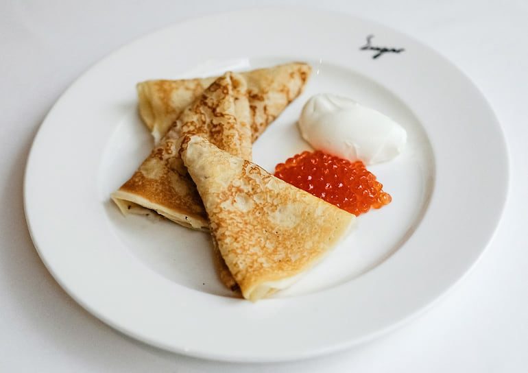 Блинчики со сметаной и икрой