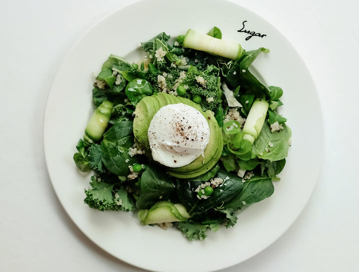 Зеленый салат с киноа и яйцом пашот