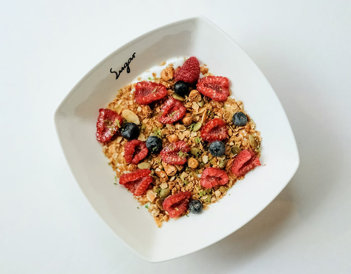 Йогурт с гранолой и свежими ягодами