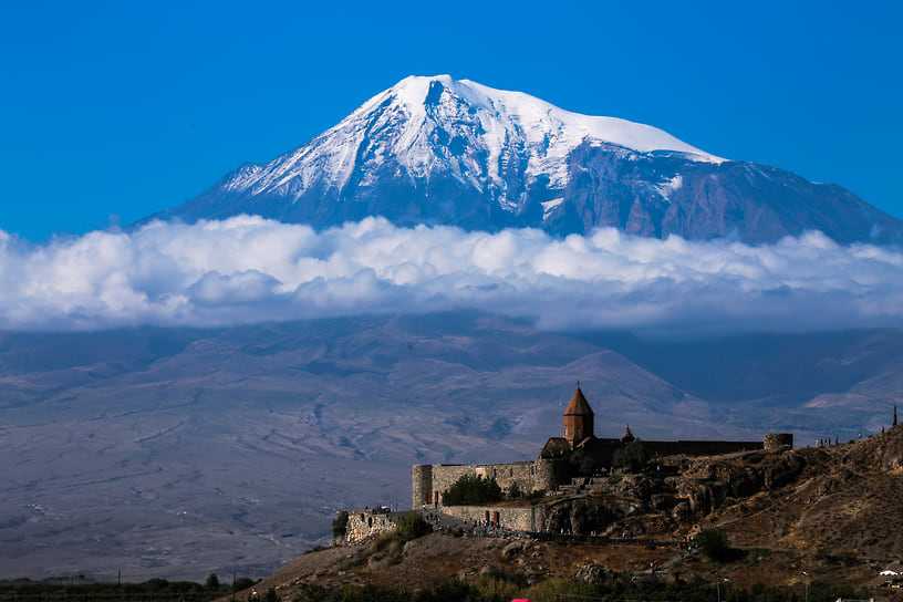 Древний армянский монастырь Хор Вирап на фоне вершины Арарат