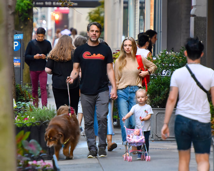 Аманда Сейфрид с мужем Томасом Садоски и дочерью Ниной в Нью-Йорке, август 2019
