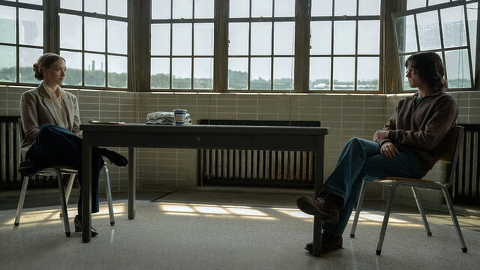 Аманда Сейфрид и Том Холланд в сериале «Переполненная комната» (2023)
