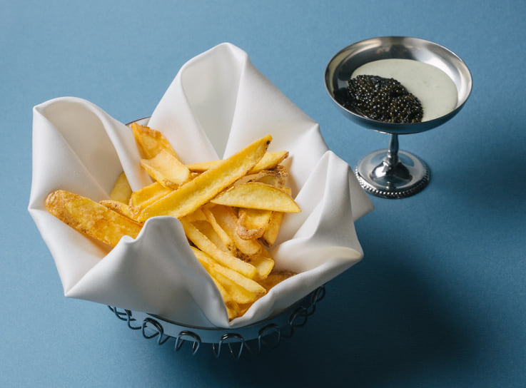 Икра осетра с картошкой фри и луковой сметаной