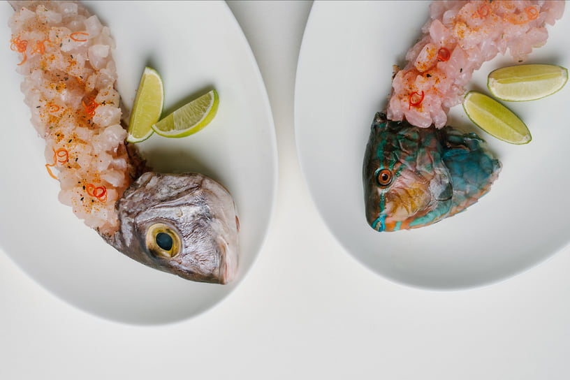 Рыба целиком тартар с трюфельным шисо, лаймом и перцами шичими