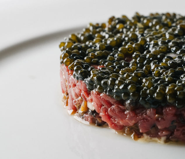 Тартар из говядины с чёрной икрой, маринованными шиитаке и устричным майонезом