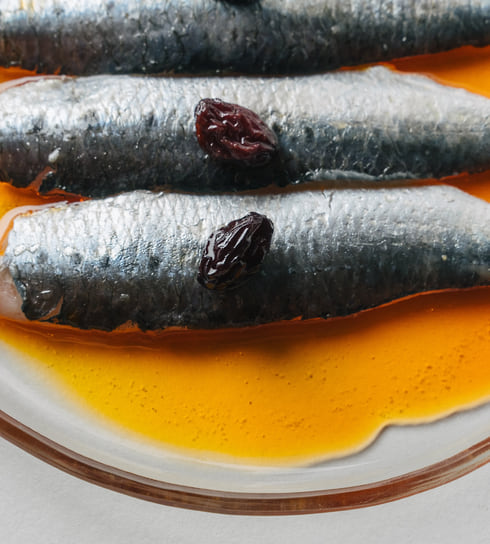 Маринованные сардины с пряным изюмом, взбитым маслом с мисо и багетом