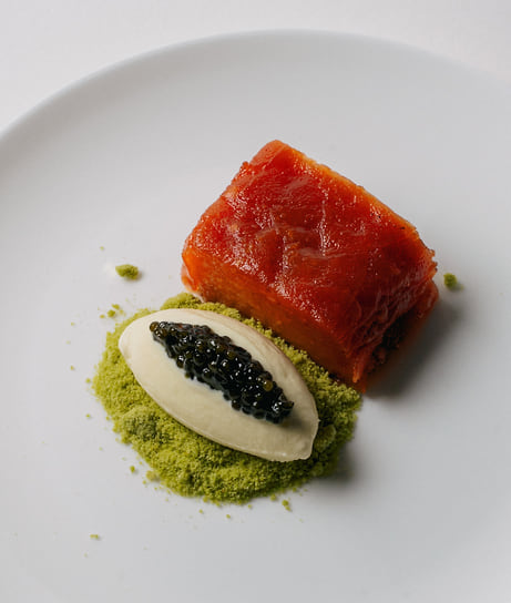 Террин из айвы с мороженым из водорослей, чёрной икрой и скрамблом из матчи