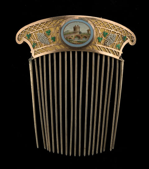 Гребень. Западная Европа, Италия. Начало XIX в. (медальон). Франция, Париж. 1798–1809 гг. (оправа)