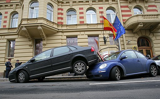 Обычный аргумент страховщика, сводящий на нет и прямое возмещение, и европротокол,— непонятно, как произошла авария и кто в ней виноват