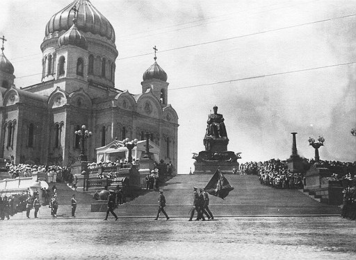 По мнению московских властей, божественно красивая подсветка храма Христа Спасителя обходилась городу безбожно дорого