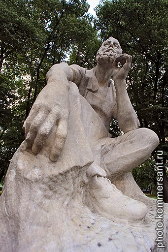 &quot;Рабочий-сезонник&quot; скульптора Шадра получил в пять раз меньше денег, чем рабочий с булыжником того же автора