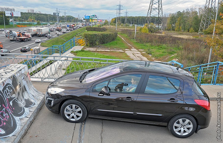 Владельцы джипов, свысока смотрящие на Peugeot 308, могут лишь позавидовать ее возможности не попадать в тупиковые для больших машин ситуации 