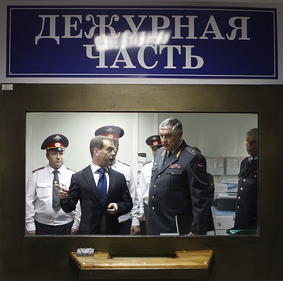 На празднике по случаю Дня полиции Дмитрий Медведев пообещал молодым лейтенантам зарплату в 33 тыс. руб. в месяц 