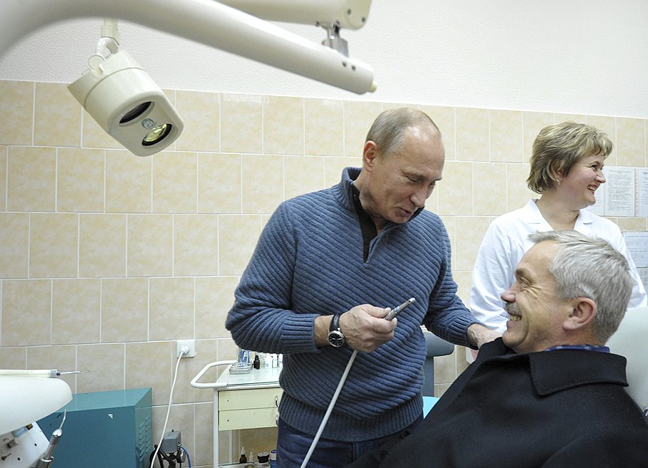 В Белгородской области Владимир Путин обещал лично вылечить зубы губернатору Евгению Савченко, если он не пообещает обновить медтехнику