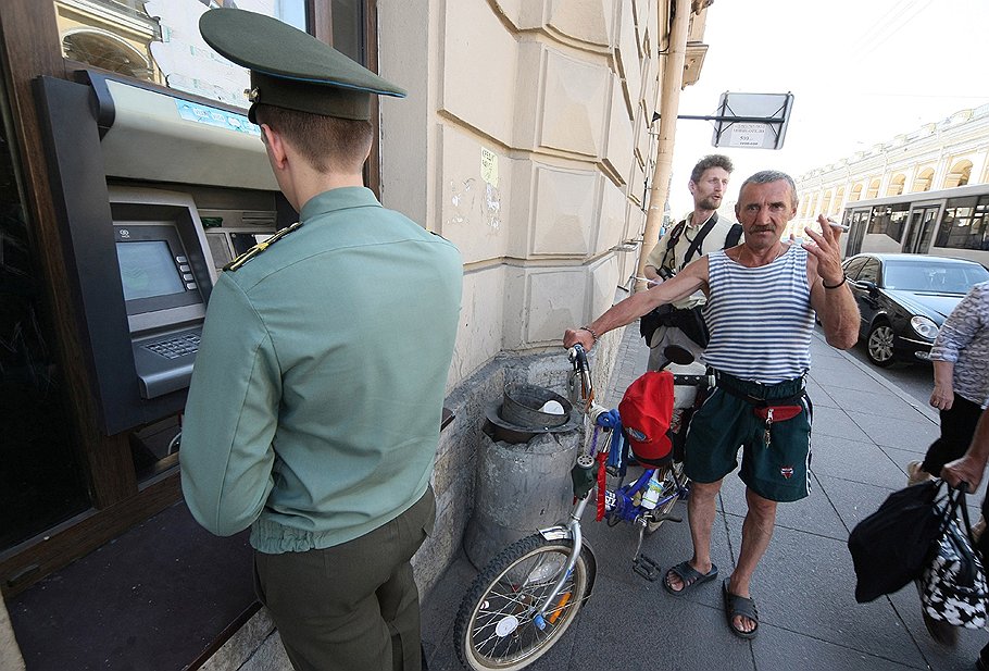 Раньше армейская мудрость советовала служить поближе к кухне, а теперь — к банкомату