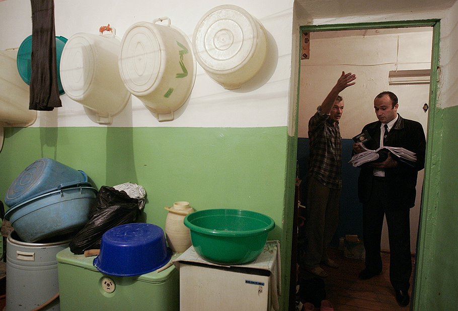 Из-за низкого социального статуса многих неплательщиков по ЖКХ знакомиться с ними лично коллекторам чаще всего неинтересно