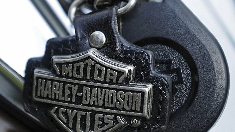 Чтобы Harley-Davidson не унесли охочие до блестящего сороки, у него есть сигнализация с иммобилайзером, механическая блокировка вилки и потайной замок зажигания 
