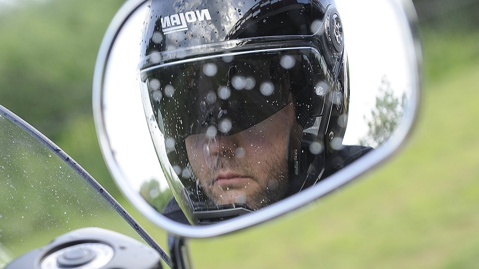 В шлем Nolan N44 интегрированы солнцезащитные очки, которые удобно снимать и надевать на ходу 
