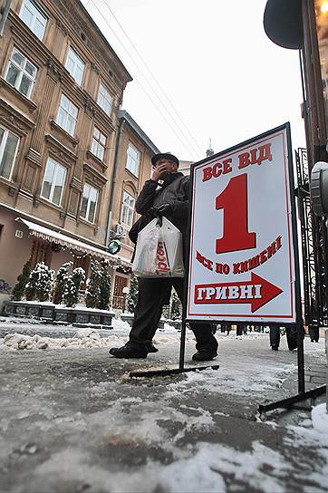 Гривна все еще переоценена. И политическая нестабильность лишь ускоряет ее движение к реальному курсу 