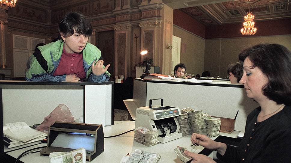 В 1994 году наиболее гуманные условия кредита были у Сбербанка: он давал до семи среднемесячных зарплат под 120% годовых в рублях