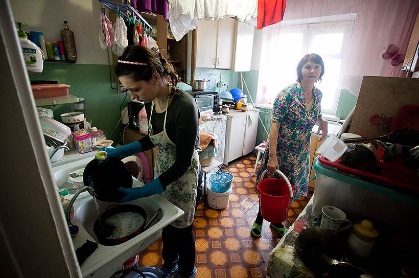 Хотя времена принудительных уплотнений в России давно прошли, большинство граждан по-прежнему живут в стесненных условиях