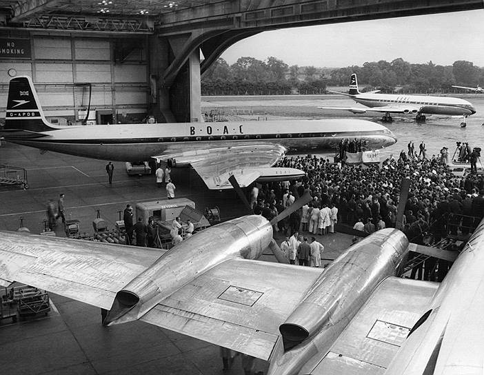 Эпоха океанских лайнеров закончилась в 1958 году, когда на регулярную линию Лондон—Нью-Йорк вышел британский реактивный Comet IV. В том же году через океан полетел Boeing 707