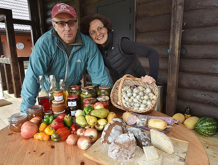 Супруги Кошкины в магазин не ходят - все продукты на их столе либо собственного производства, либо куплены у соседей 
