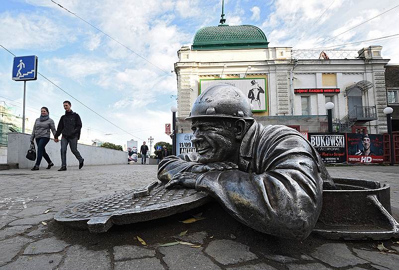 Бронзовый сантехник Степан из Омска, возможно, знает об отношении россиян к качеству услуг ЖКХ больше, чем иные псевдосоциологи 
