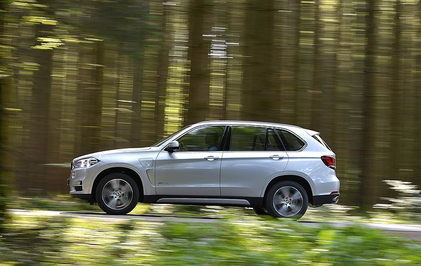 Правильное название модели -- BMW X5 xDrive40e. Этот полноприводный кроссовер оснащен двумя моторами: двухлитровым бензиновым, установленным под капотом, и электрическим, встроенным в корпус автоматической коробки передач. Небольшая батарея спрятана под полом багажника, ее энергии хватает километров на 30, если использовать только электротягу; в гибридном режиме запас хода составляет около 830 км 
