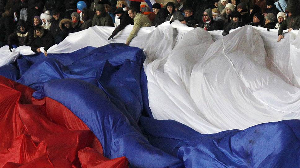 12 июня в 1990 году Съезд народных депутатов принял Декларацию о государственном суверенитете РСФСР. С 1991 года 12 июня является нерабочим днем, а с 1992-го — государственным праздником. Только на предпраздничный разгон облаков в Москве резервируется до 60 млн руб., организация праздничного концерта с салютом на Красной площади обходится где-то в 40 млн руб.