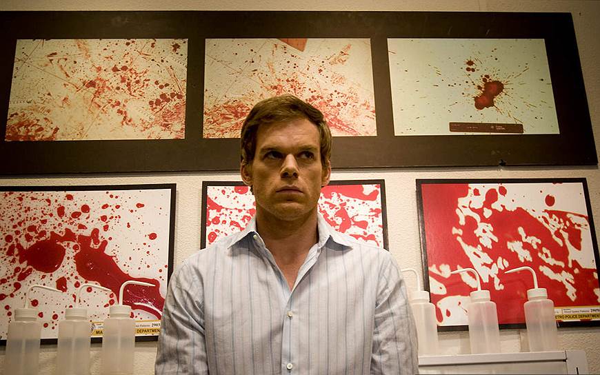 Декстер Морган, эксперт-криминалист и серийный убийца. Телесериал &quot;Декстер&quot; благодаря гибридной композиции эффективно высвечивает жутковатый образ главного героя. 
