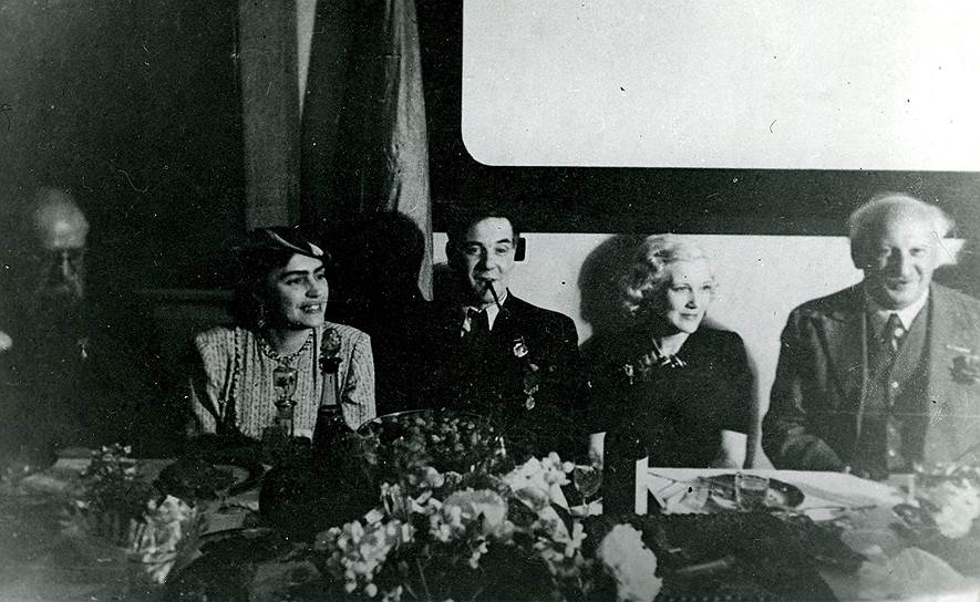 А.Н. Крылов, Л.И. Толстая, П.Л. Капица, Л. Орлова и А.Ф. Иоффе.1944 год