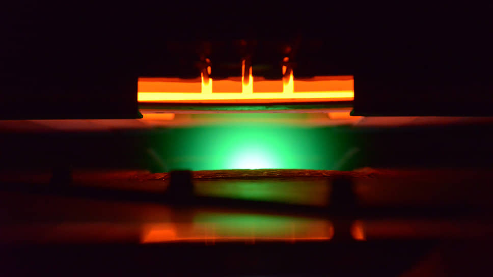 Процесс лазерного осаждения слоя сверхпроводника на металлическую ленту проходит в вакууме при температуре около 800 градусов