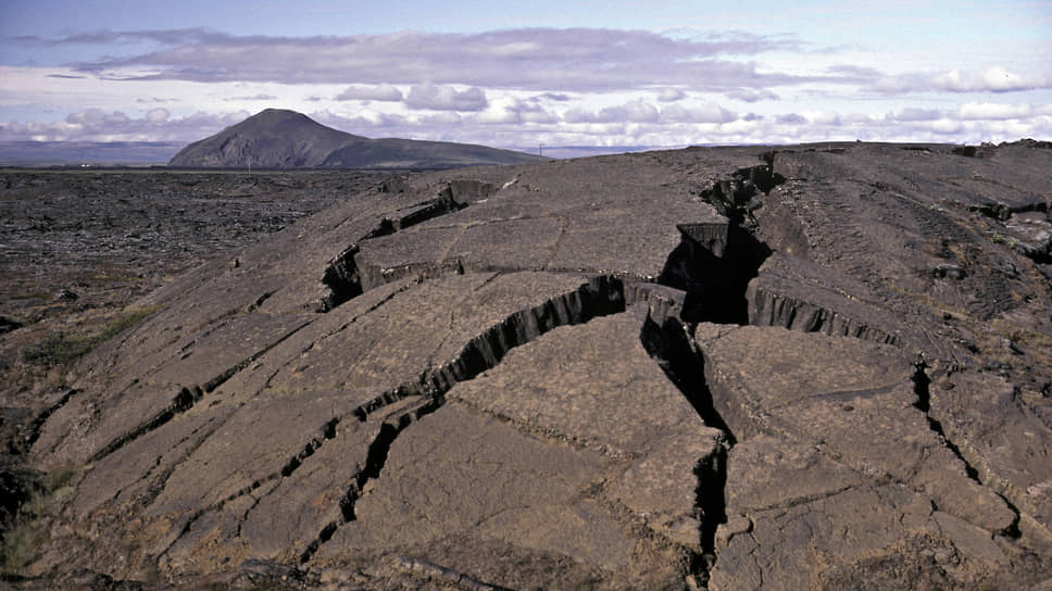Сверхзвуковое вулканическое сопло не обязательно круглое в сечении, оно может быть и щелевым, и трещинным