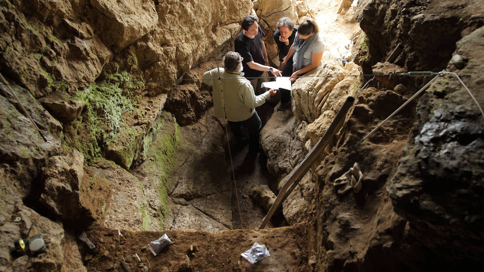 Международная группа ученых в Чагырской пещере