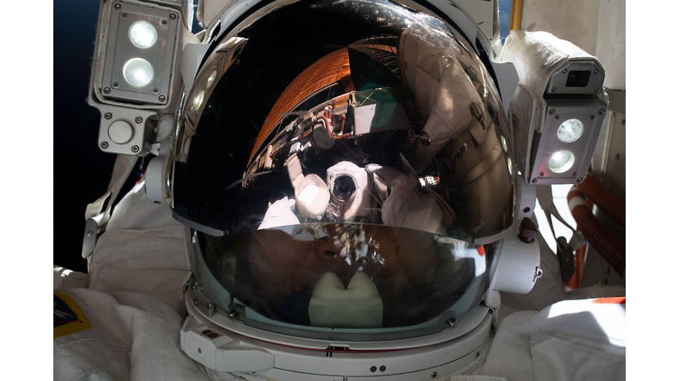 Японский астронавт Коити Вакато, участник пяти экспедиций на МКС, делает «небесное селфи» во время выхода в открытый космос