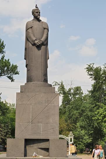 Памятник Тимирязеву на площади Никитские Ворота в Москве