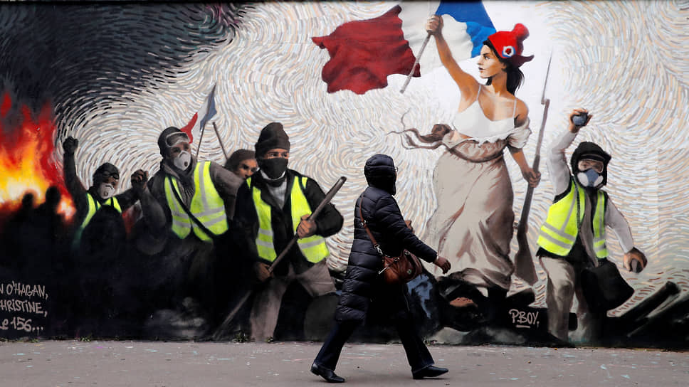 Уличная фреска в Париже: протестующие «желтые жилеты» и «Свобода, ведущая народ» Эжена Делакруа (в отличие от оригинала, с прикрытой грудью)