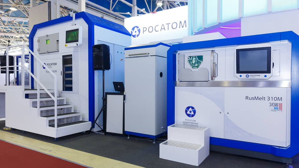 2025 году на выставке «Металлообработка» «Росатом» представил первый
российский серийный 3D-принтер по технологии селективного лазерного сплавления
для крупногабаритной печати металлом — RusMelt 600M