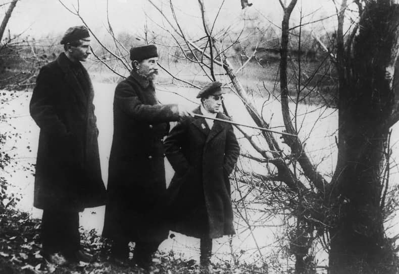 Мичурин с сотрудниками в плодовом питомнике в пригороде Козлова — Донской слободе