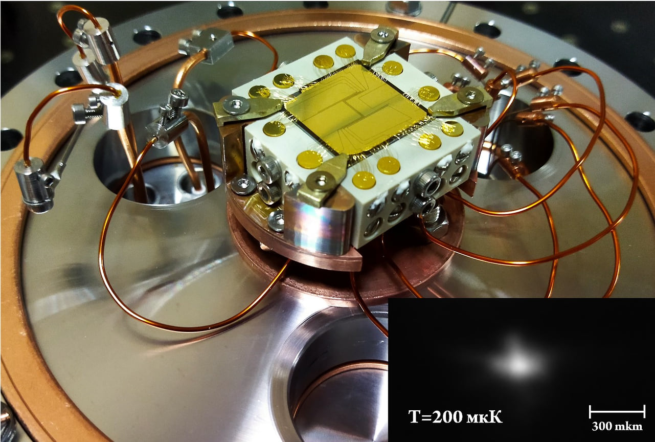 Атомный чип и фотография облака холодных атомов с температурой 200 мкК вблизи его поверхности