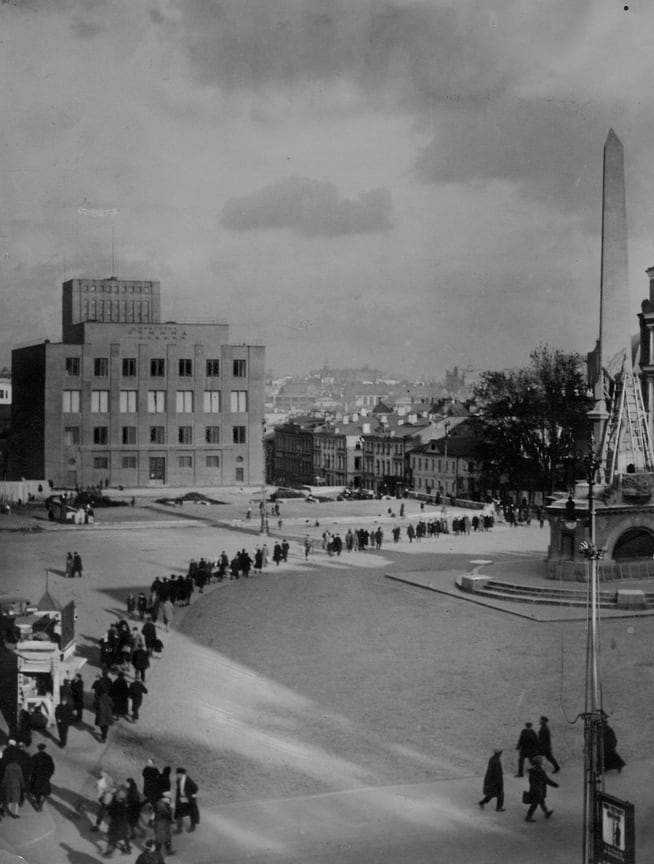 Советская площадь, институт Ленина (на заднем плане) и Монумент Советской Конституции (слева)