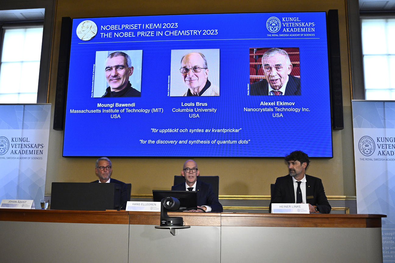 Постоянный секретарь Королевской академии наук Ганс Эллегрен (в центре) во время объявления лауреатов Нобелевской премии по химии. Стокгольм, Швеция, 4 октября 2023 года