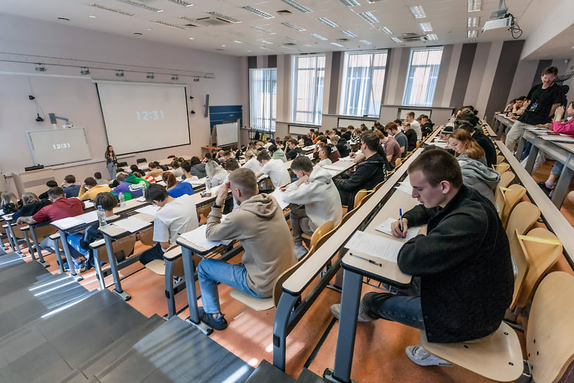 Абитуриенты на вступительных экзаменах в ВУЗ