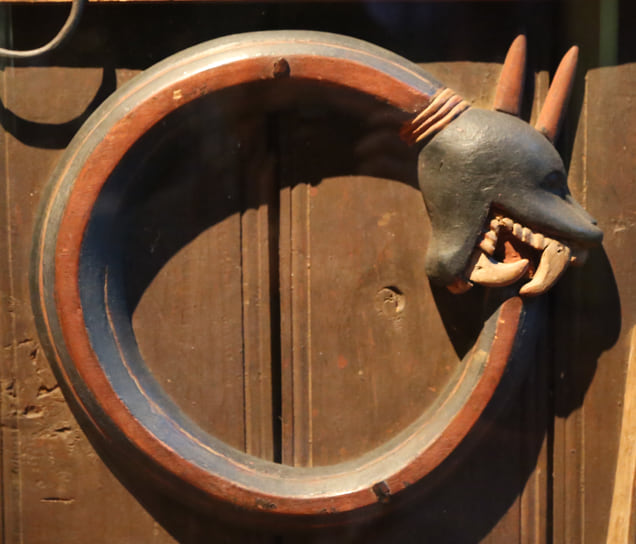 Свернувшаяся в кольцо змея — фрагмент двери царского дворца царя Глеле (1880–1889). Париж. Музей Бранли