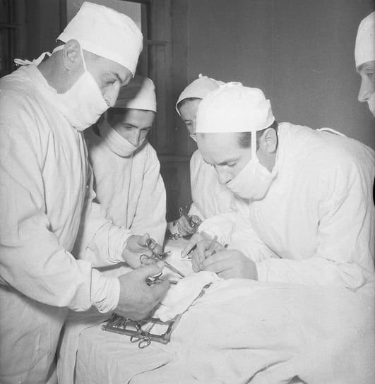 Хирург Владимир Петрович Демихов (справа) пересаживает собаке второе сердце