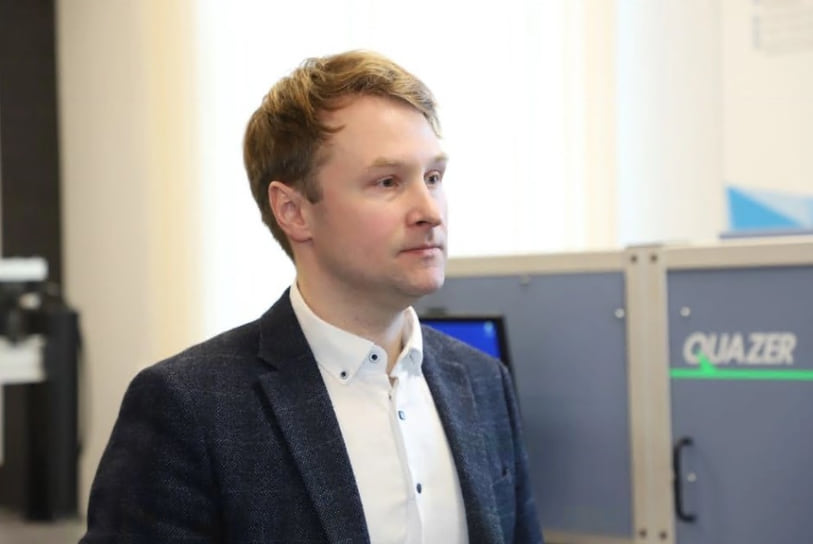 Дмитрий Макаров, заведующий лабораторией диагностики углеродных материалов и спиново-оптических явлений в широкозонных полупроводниках, профессор кафедры фундаментальной и прикладной физики Высшей школы естественных наук и технологий Северного (Арктического) федерального университета имени Ломоносова